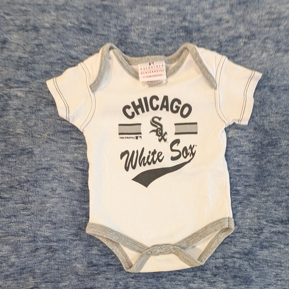 Genuine Merchandise 3-6M White and Gray Chicago White Sox Bodysuit